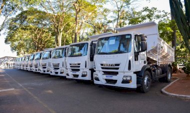 Caiado entrega caminhões a 17 municípios, com investimento de R$ 4,7 milhões