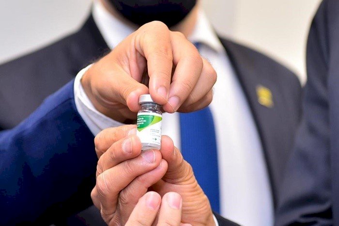 Caiado anuncia chegada de 386.460 doses de vacina contra Covid-19