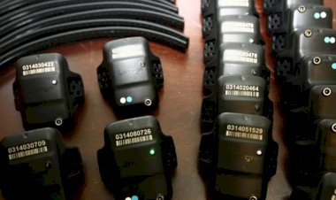 Caiado sanciona lei que prevê cobrança para uso de tornozeleiras eletrônicas, em Goiás