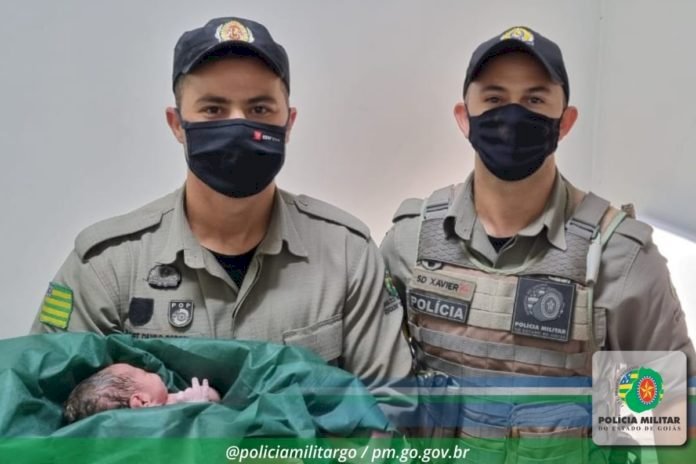 Policiais do 33° BPM realiza parto de emergência dentro da viatura, em Cidade Ocidental - GO