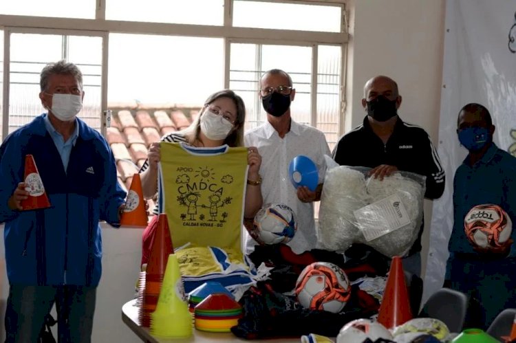 Secretaria de Esporte Lazer e Juventude recebe kits esportivos para serem usados nas escolinhas de Caldas Novas