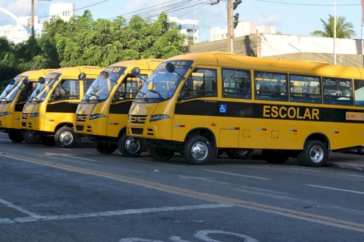 Prefeitura de Caldas Novas entrega 4 ônibus novos para dar conforto e segurança aos alunos da cidade