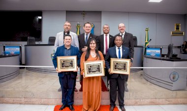 A Câmara Municipal de Caldas Novas promoveu mais uma noite de homenagens para entrega de títulos