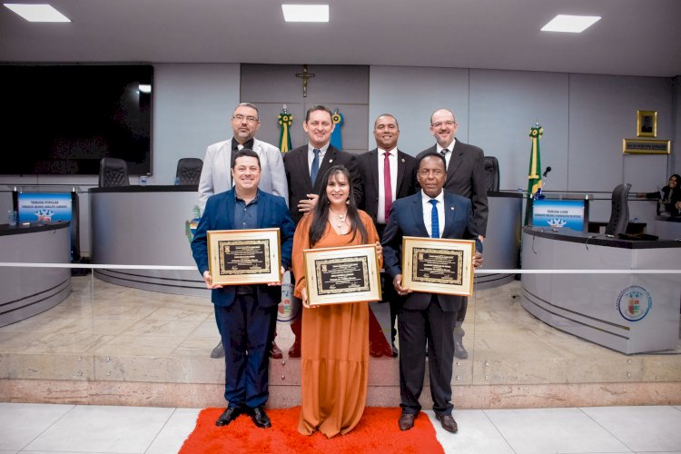 A Câmara Municipal de Caldas Novas promoveu mais uma noite de homenagens para entrega de títulos