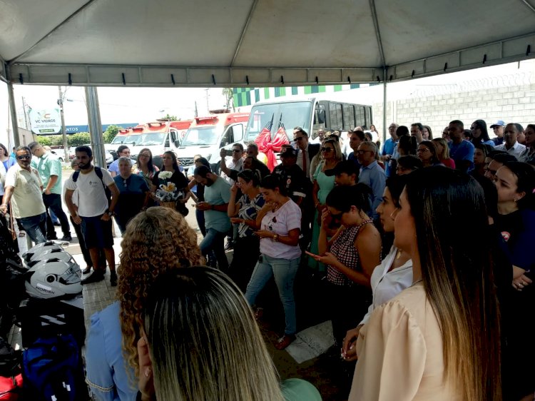 Prefeitura entrega micro-ônibus de emenda do Deputado Federal Rubens Otoni e inaugura nova sede da Secretaria de Saúde de Caldas Novas