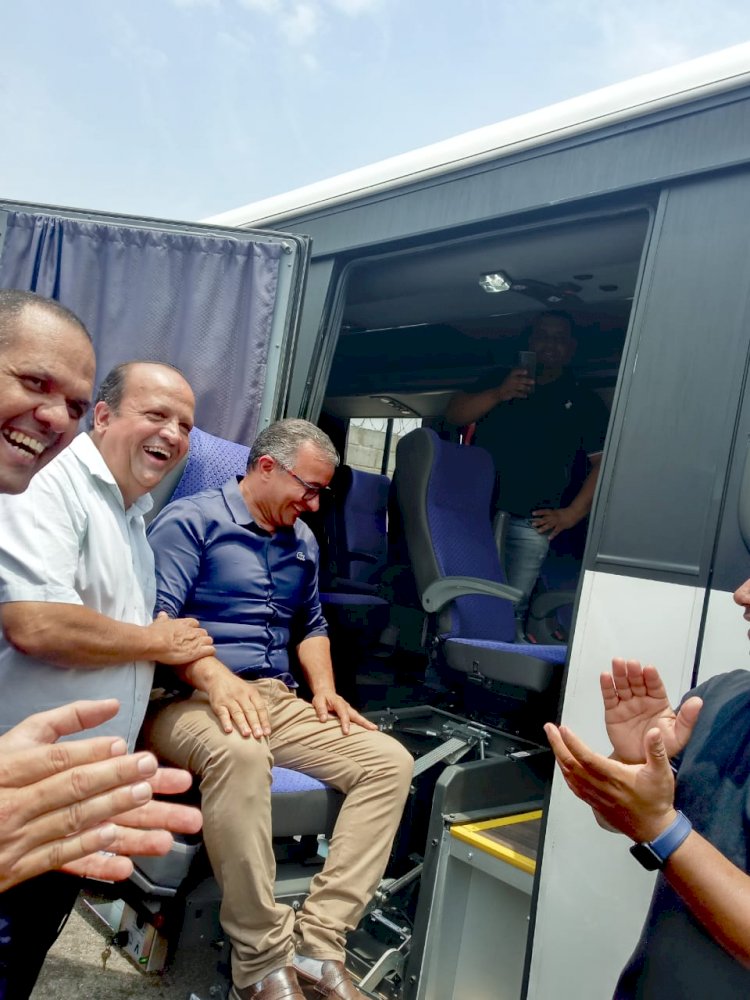 Prefeitura entrega micro-ônibus de emenda do Deputado Federal Rubens Otoni e inaugura nova sede da Secretaria de Saúde de Caldas Novas