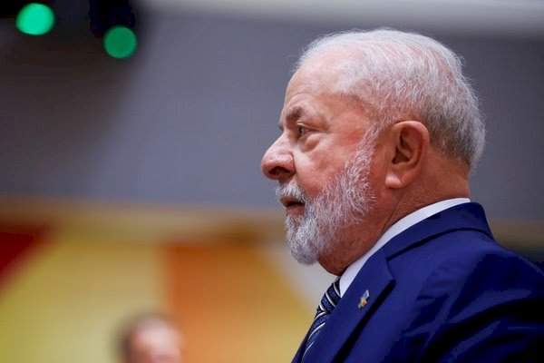 Lula se recupera bem após cirurgia no quadril e também operou pálpebra, diz hospital