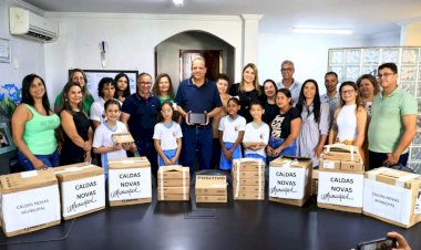 Alunos da rede municipal de Caldas Novas, recebem tablets e chips com internet em parceria com o Governo de Goiás