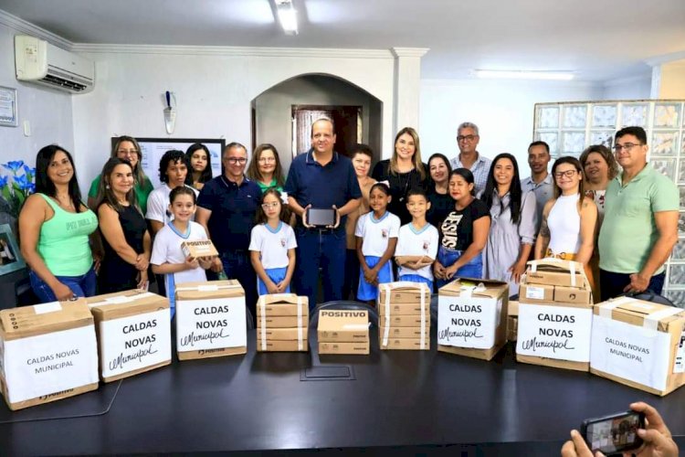 Alunos da rede municipal de Caldas Novas, recebem tablets e chips com internet em parceria com o Governo de Goiás