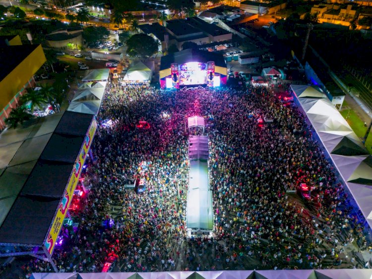 Mais de 20 mil pessoas estiveram presentes na primeira noite de shows do Carnaval das Águas Quentes 2024