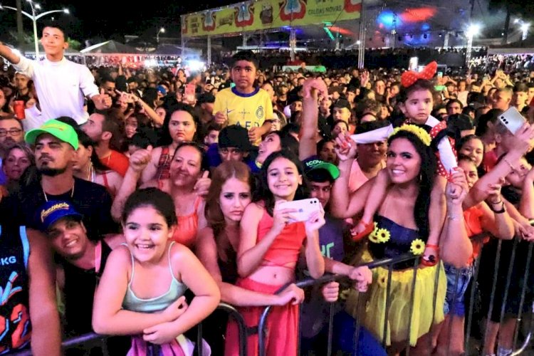 Mais de 20 mil pessoas estiveram presentes na primeira noite de shows do Carnaval das Águas Quentes 2024