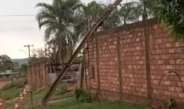 Tempestade em Caldas Novas alaga ruas, derruba árvores e deixa população sem energia