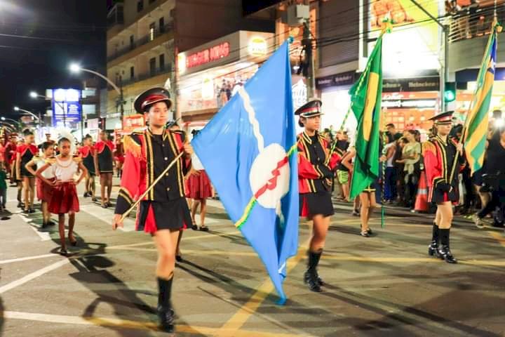Prefeitura de Caldas Novas, através da Secretaria de Educação, realizou o tradicional Desfile Cívico-Militar em comemoração aos 113 anos da cidade