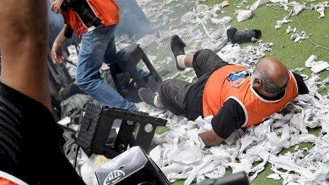 Fotógrafo foi atingido por bomba em confusão na Arena MRV e teve dedos fraturados